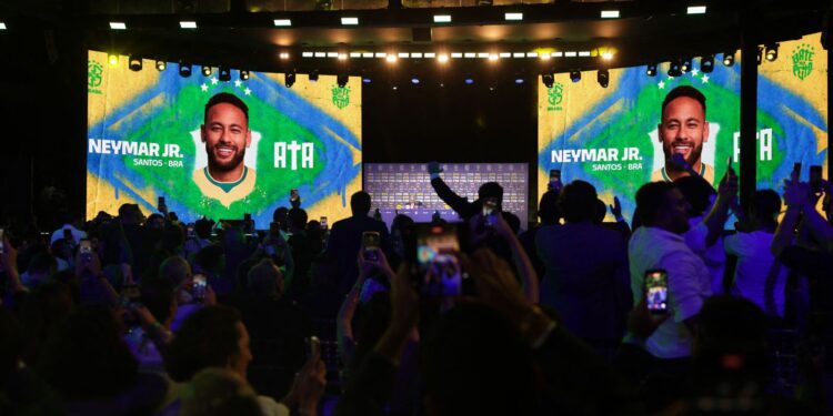 Neymar não treina em apresentação e preocupa a duas semanas da Copa