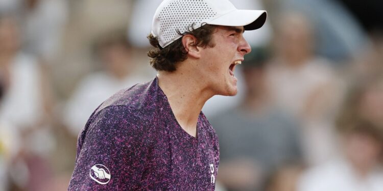 João Fonseca vira sobre croata e vai encarar Djoko em Roland Garros