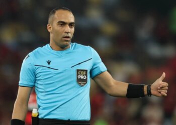 Árbitro de Flamengo 0 x 3 Palmeiras é hostilizado em avião. Veja vídeo