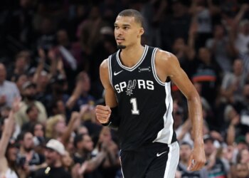 NBA: San Antonio Spurs domina Oklahoma City Thunder e força jogo 7