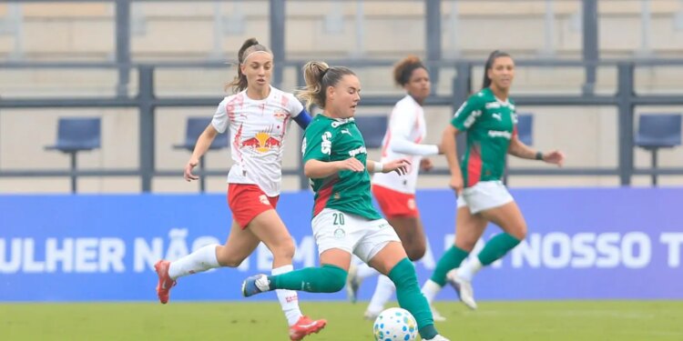 Palmeiras vence Bragantino e dorme na liderança do Brasileiro Feminino